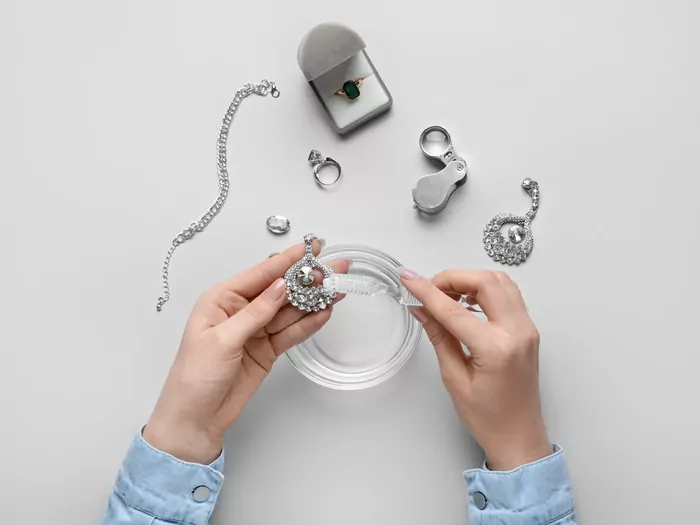 Najlepsze płyny do czyszczenia srebra