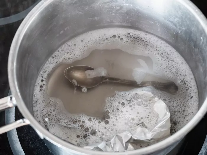 Czyszczenie srebra folią aluminiową