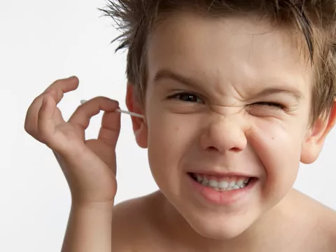 Jak usunąć woskowinę z uszu?