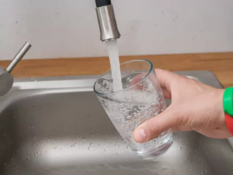 Domowe sposoby na twardą wodę