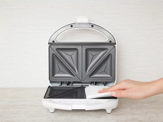 Jak czyścić toster i gofrownicę