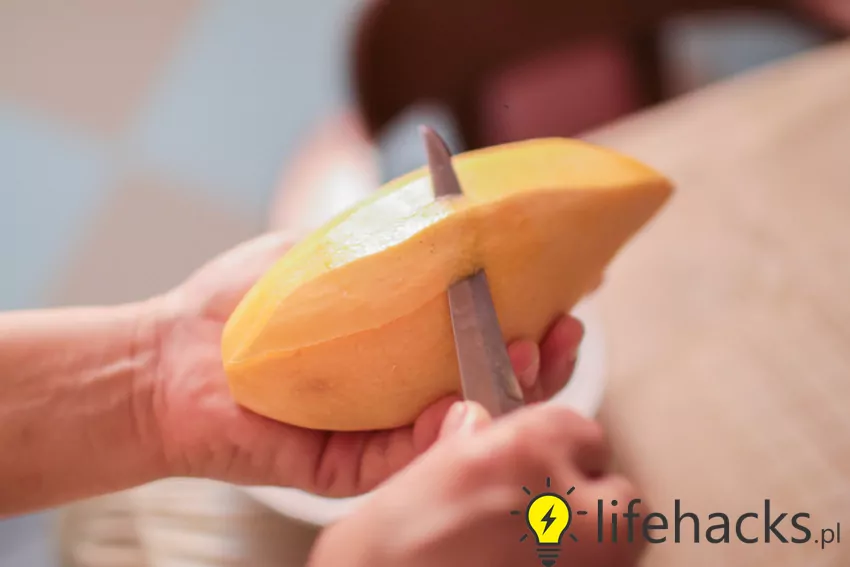 Umyj mango i natnij skórkę wzdłuż pestki, a następnie przekręć połówki, by je oddzielić Obieranie mango