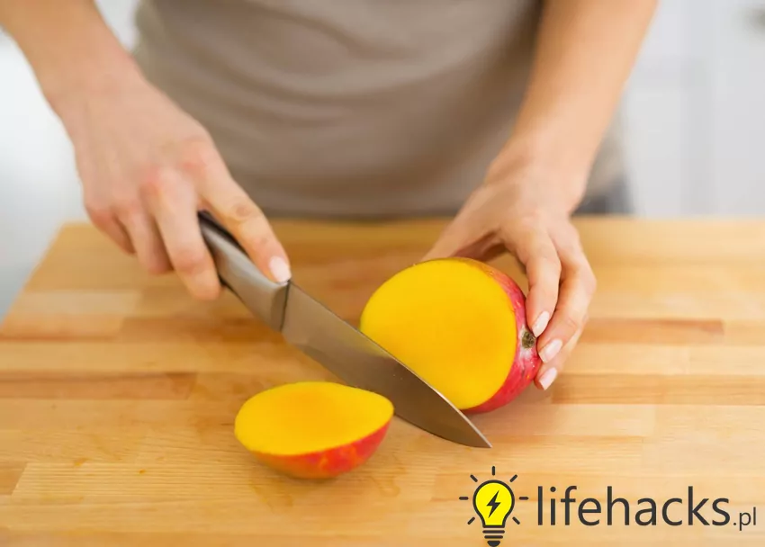 Użyj łyżki, noża lub szklanki, aby oddzielić miąższ od skórki Obieranie mango, trzy metody