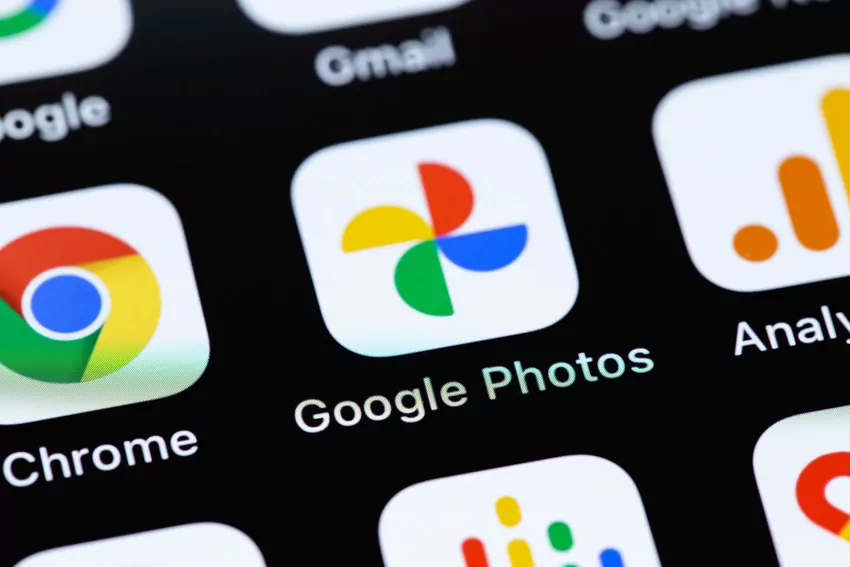 Na ekranie smartfona wyświetlone są aplikacje połączone z kontem Google: Gmail, Google Chrome, Google Photos i Google Maps.