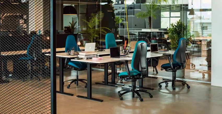 Ergonomiczne biurko, wygodny fotel i dobrze zaplanowane przechowywanie ułatwiają utrzymanie porządku Meble biurowe