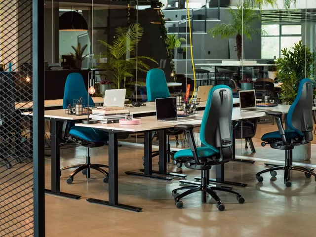 Jak wybrać meble biurowe?