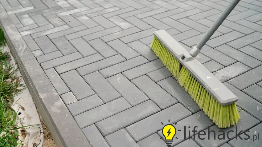 Do trudnych zabrudzeń użyj dedykowanych środków czyszczących Mycie kostki brukowej