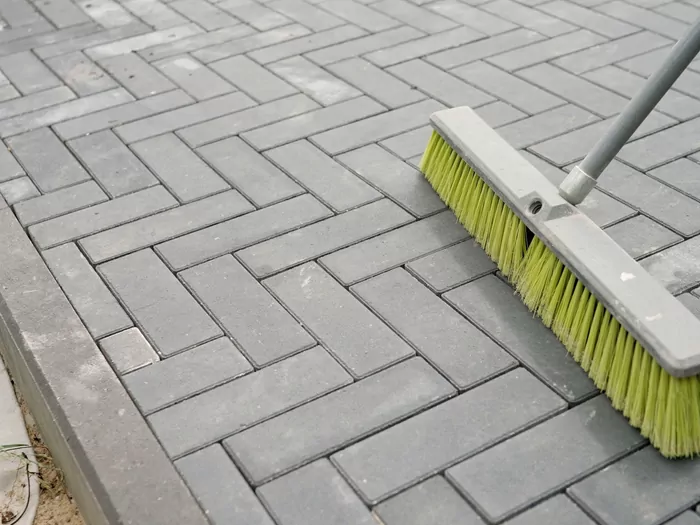 Jak myć kostkę brukową?