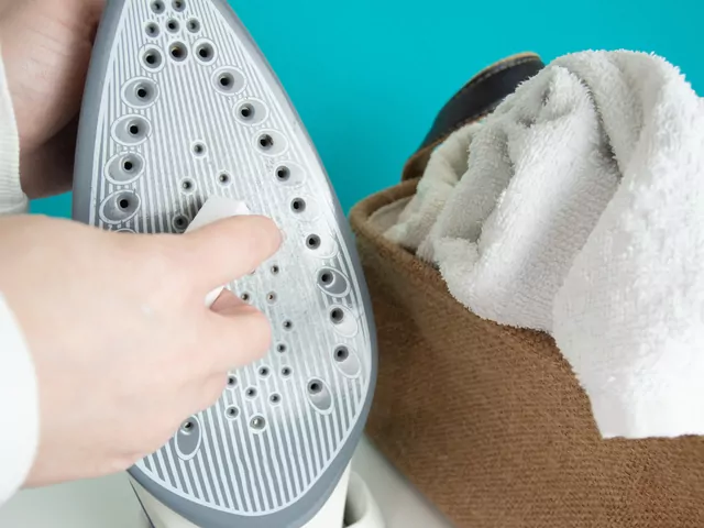 Czyszczenie przypalonego żelazka sztyftem