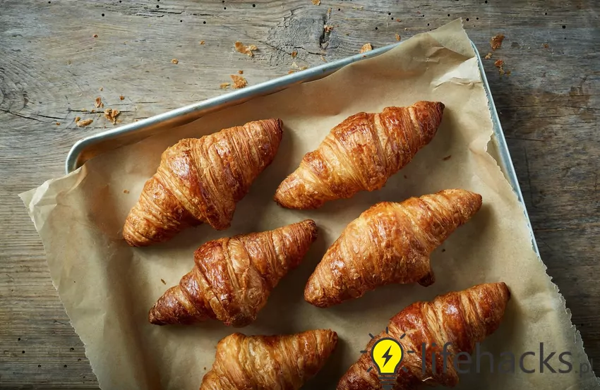 Użyj maty silikonowej do pieczenia, która nadaje się do wielokrotnego użytku Croissanty na papierze do pieczenia