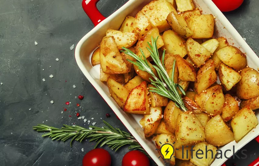 Rozłóż na blaszce wyłożonej papierem do pieczenia i piecz w 200°C przez około 40 minut Pieczone ziemniaki z przyprawami