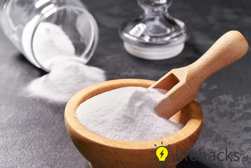 Użyj sody oczyszczonej połączonej z kwaśnym składnikiem jak kefir, jogurt lub sok z cytryny Zamienniki proszku do pieczenia