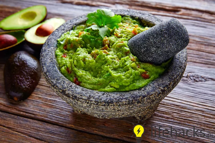 Awokado i guacamole na stole