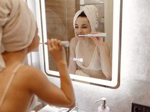 Jak myć zęby szczoteczką soniczną?