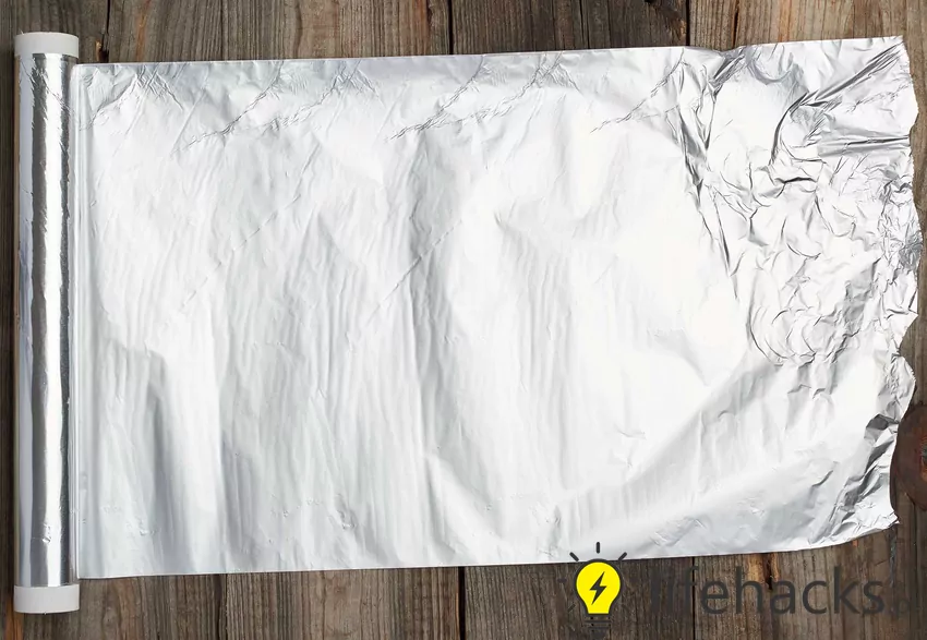 Matowa strona lepiej pochłania ciepło – użyj jej na zewnątrz, gdy chcesz, by potrawa szybciej się upiekła Matowa strona folii aluminiowej
