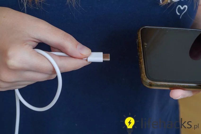kabel i telefon w ręce