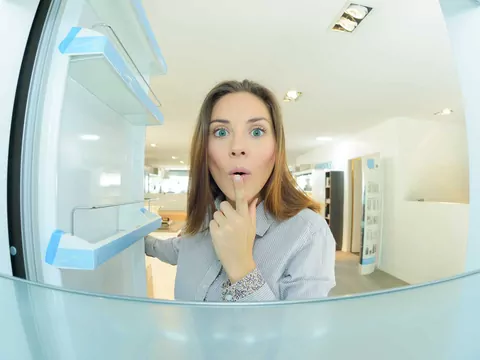 Woda w lodówce - co robić
