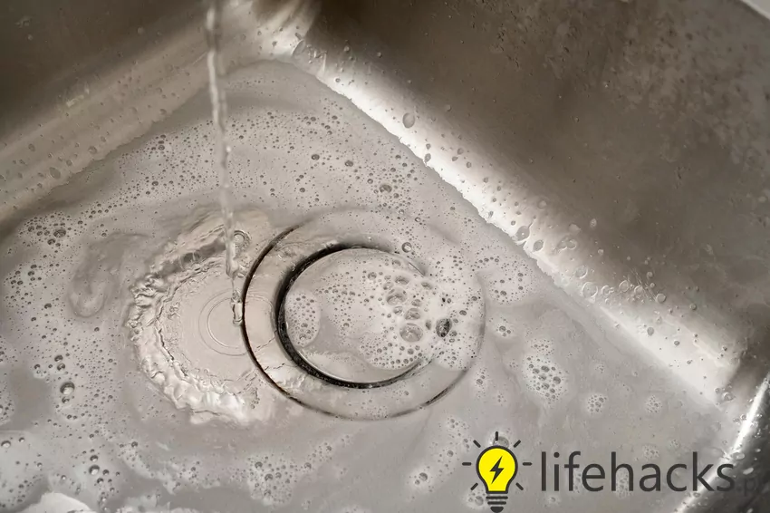Soda oczyszczona świetnie radzi sobie z odtykaniem zlewu zlew