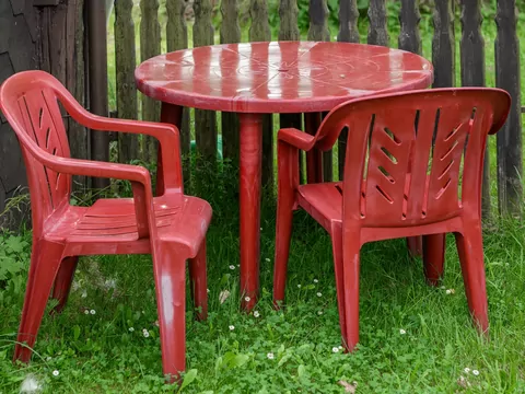 Jak wyczyścić plastikowe meble?
