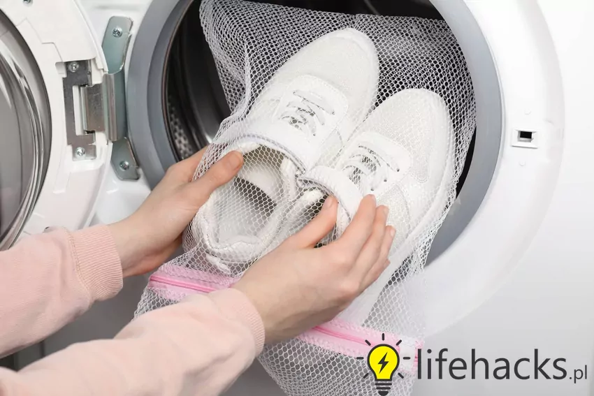 Buty przed praniem w pralce warto zabezpieczyć, umieszczając je w specjalnych woreczkach na pranie Woreczki do prania butów