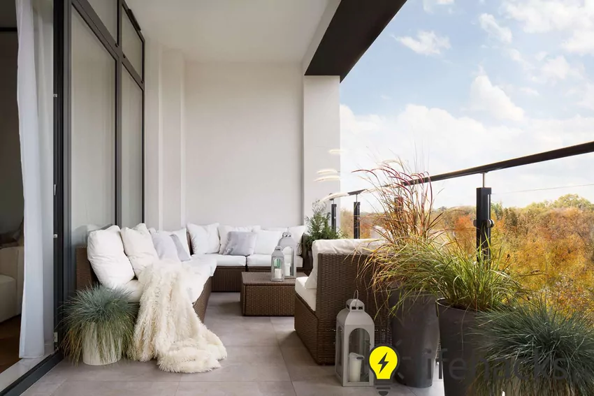 Duży balkon z narożnikiem i miejscem wypoczynku
