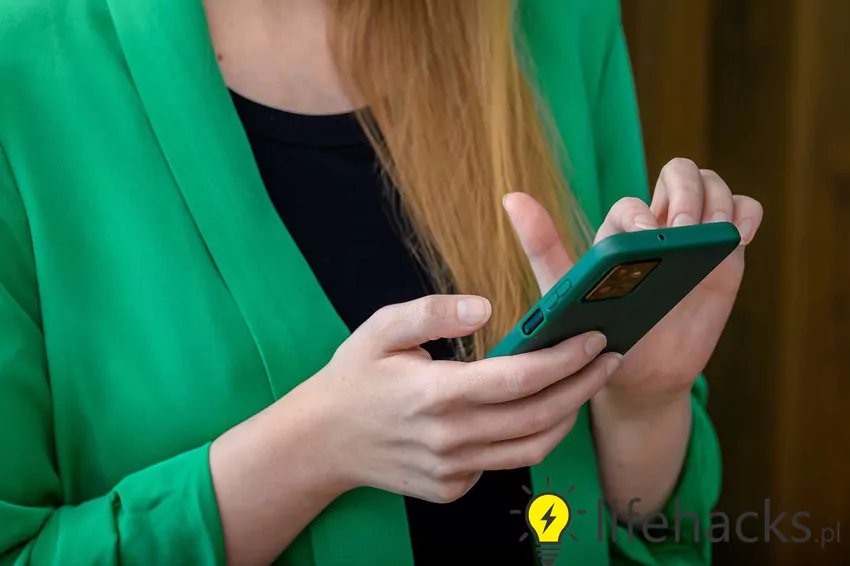 Kobieta używa telefonu komórkowego