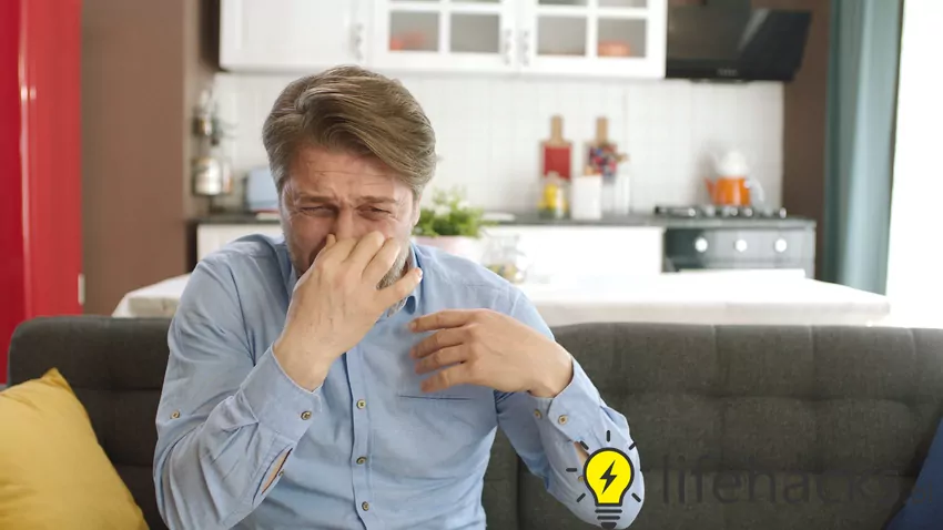 Mężczyzna zatykający nos, a także porady, jak pozbyć się zapachu stęchlizny w domu