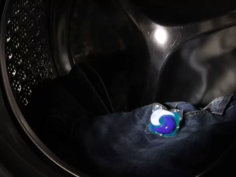 Jak używać kapsułek do prania
