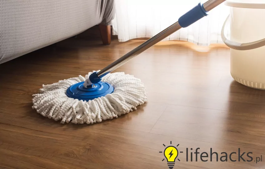Jak myć podłogę drewnianą, a jak panele? Praktyczne porady Mop podczas mycia podłogi, a także porady, jak myć podłogę danego rodzaju