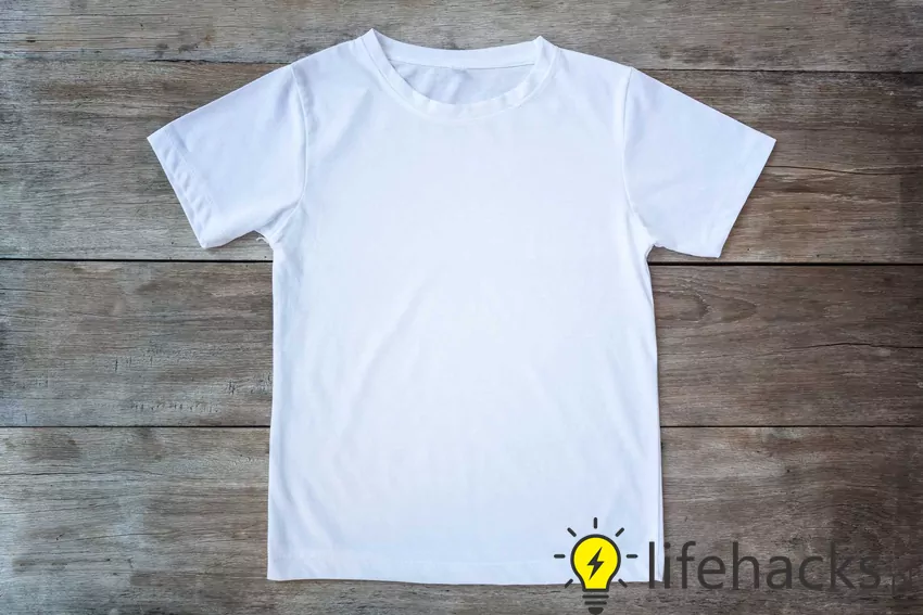 Jak składać koszulki? Oto 4 najszybsze sposoby na bluzki i t-shirty Biała koszulka