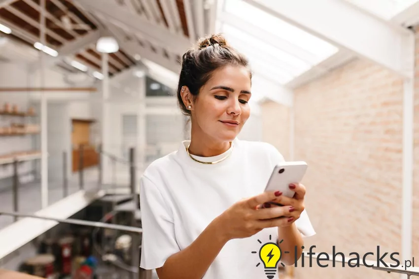 Jak przygotować się do detoksu od smartfona? kobieta ze smartfonem