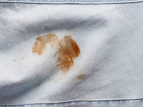 Usuwanie plam z żywicy