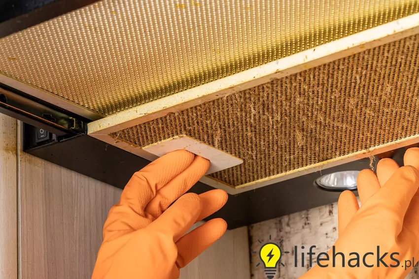 Jeden prosty składnik genialnie rozpuszcza tłuszcz na okapie Czyszczenie okapu