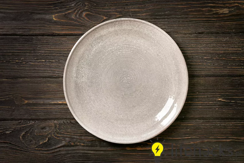 Nie zawsze trzeba sięgać po drogie środki czyszczące Talerze na stole