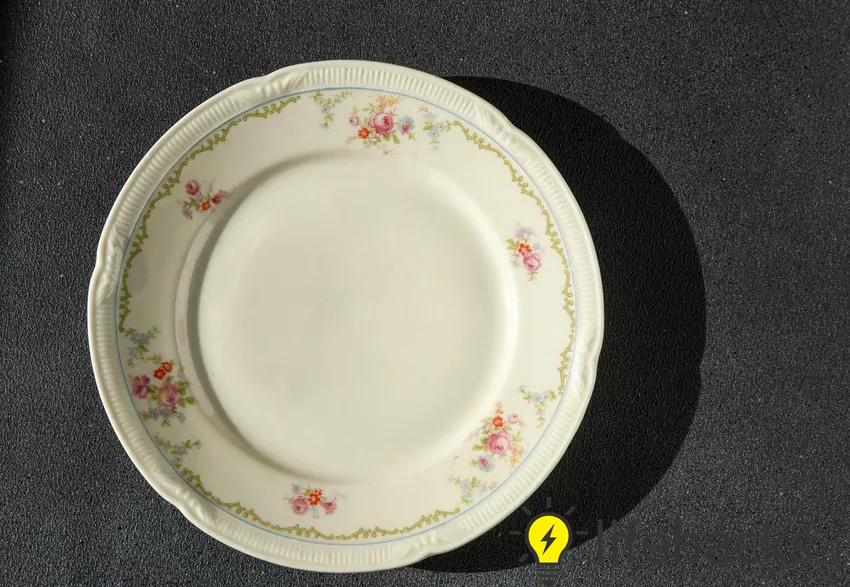 Wystarczy odrobina sody i wody, aby odzyskać połysk ulubionej zastawy Stary talerz