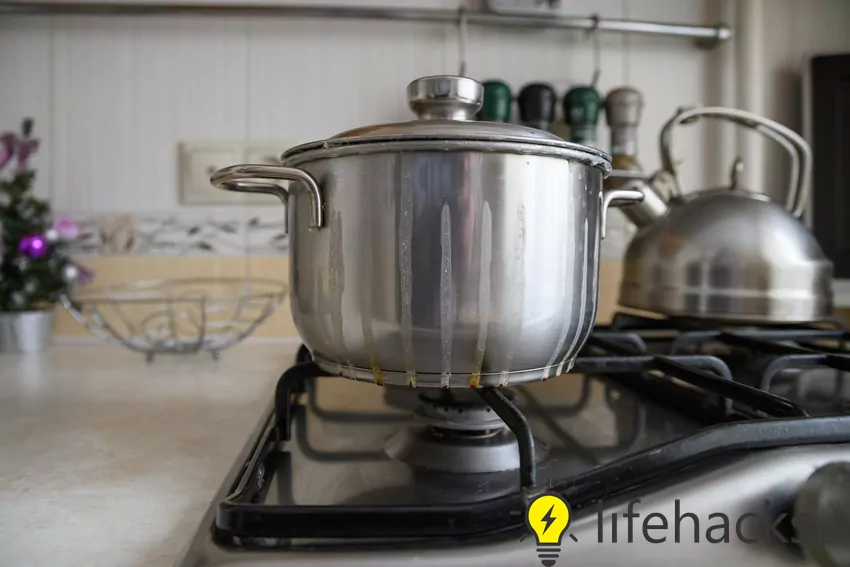 Należy podgrzewać mleko stopniowo, najlepiej na średnim lub małym ogniu Mleko wykipiało