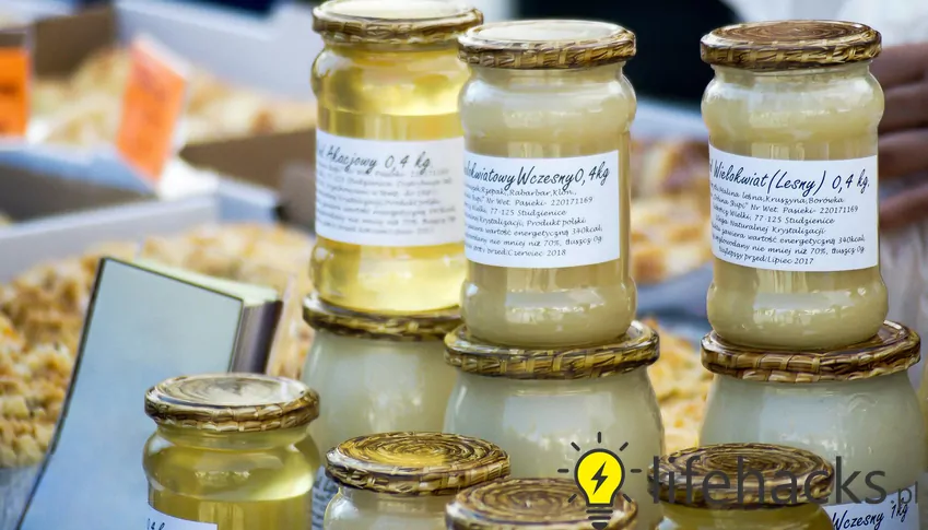 Prawdziwy miód powoli spływa z łyżki, tworząc charakterystyczny stożek Miód naturalny