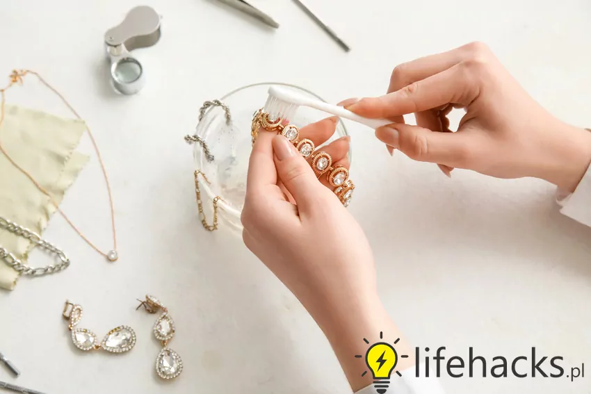 Jak czyścić złoto - porady dotyczące czyszczenia złota środkami profesjonalnymi i domowymi sposobami Czyszczenie złotej biżuterii