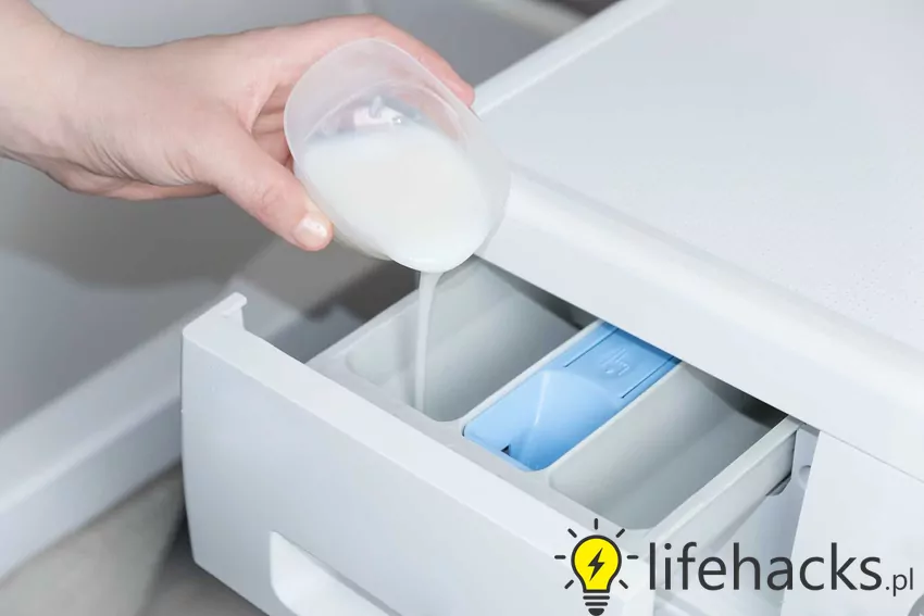 Czyszczenie pralki Domestosem to świetny sposób na odkażenie jej wewnętrznych części. Czyszczenie pralki to także dobry sposób na to, by pozbyć się nieprzyjemnego zapachu z pralki Wlewanie płynu do pralki