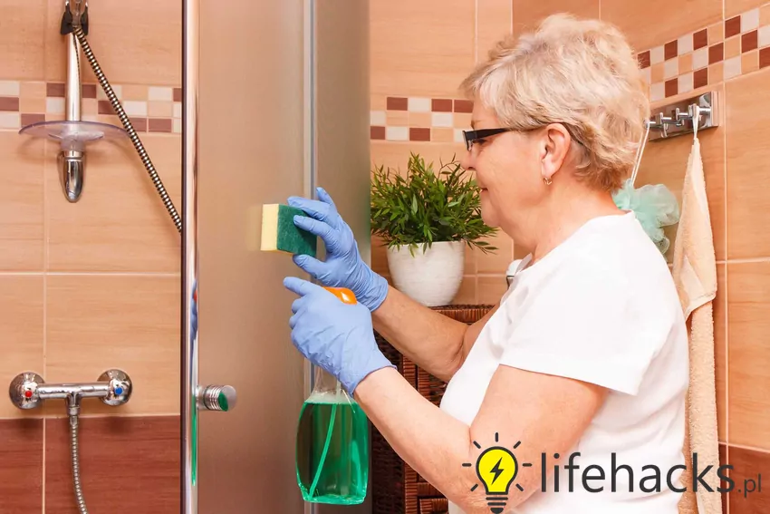 Jak usunąć silikon z kabiny prysznicowej? Można zrobić to bardzo łatwo za pomocą ściereczki, acetonu lub wybierając domowe sposoby.