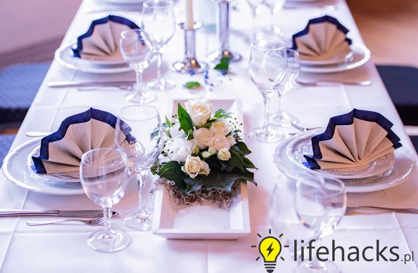 Kieliszki ustaw w górnym prawym rogu talerza, pamiętając o ich odpowiedniej kolejności: woda, białe wino, czerwone wino Nakrycie stołu