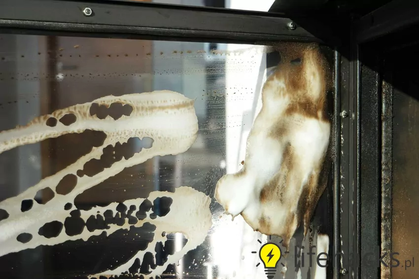 Czyszczenie szyby kominka z sadzy