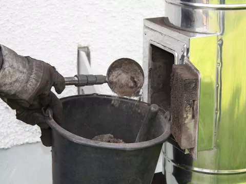 Jak samodzielnie oczyścić komin od dołu