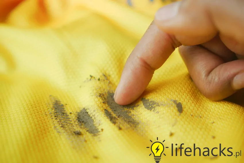 Plamy z błota na ubraniu