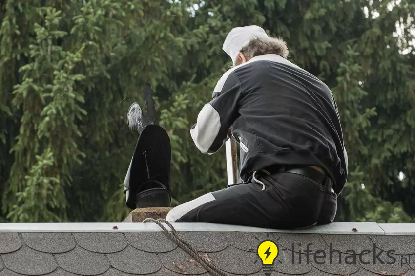 Czyszczenie komina ze smoły i sadzy