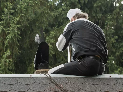 Czyszczenie komina ze smoły i sadzy