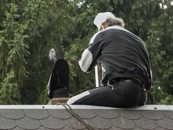 Czyszczenie komina ze smoły i sadzy