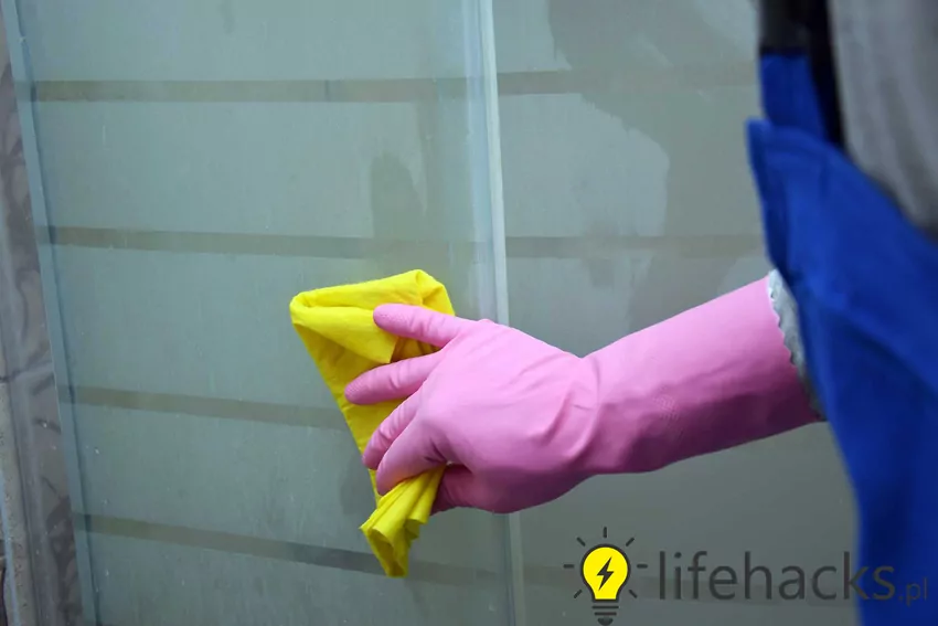 Usuwanie kamienia z kabiny prysznicowej