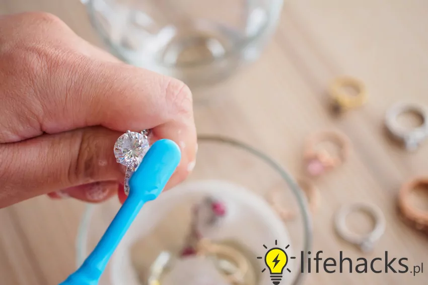 Domowe sposoby na czyszczenie srebra sprawdzają się lepiej niż niektóre detergenty. Czyszczenie srebra można zrobić za pomocą folii aluminiowej i sody oczyszczonej Czyszczenie srebra domowymi sposobami