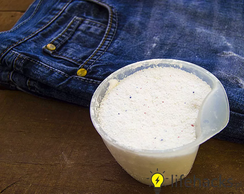 Plama z tłuszczu na spodniach może być nieco trudniejsza do usunięcia, ale należy to zrobić rozpuszczalnikiem, albo alkoholem, zamoczyć i wyprać z proszkiem do prania Usuwanie plam z tłuszczu